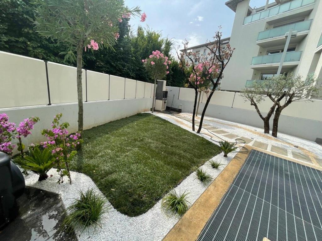 In Citta Con Giardino E Piscina Privati